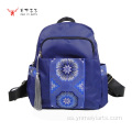 Mochila resistente al agua con bordado étnico hecho a mano.